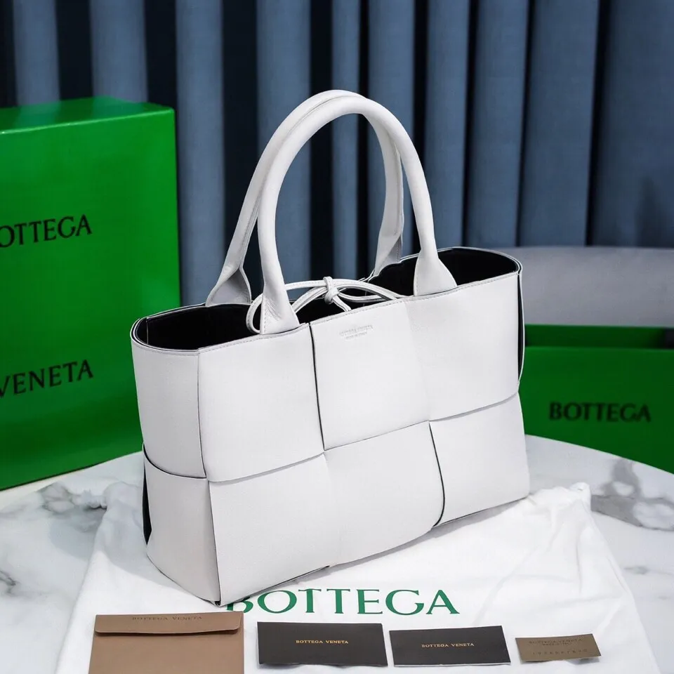Batch 1860 BottegaVeneta# 🧷Early autumn SLIP tote handbag, the oversized woven design really makes it a huge gap from ordinary tote bags🔗🔗Different color combinations for the inner and outer layers ⛓Daniel Lee leads the brand gene to continue to evolve with fresh inspiration🧬🧬 Showing the balance between luxury and reality👉Sheepskin Size 36*24*12【9892#】